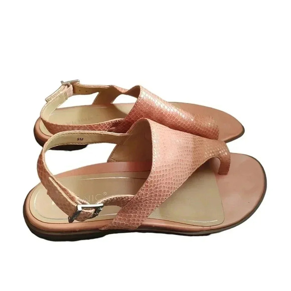 Vionic Ella Toe Loop Sandal in blooming Dahlia leather - Picture 8 of 10